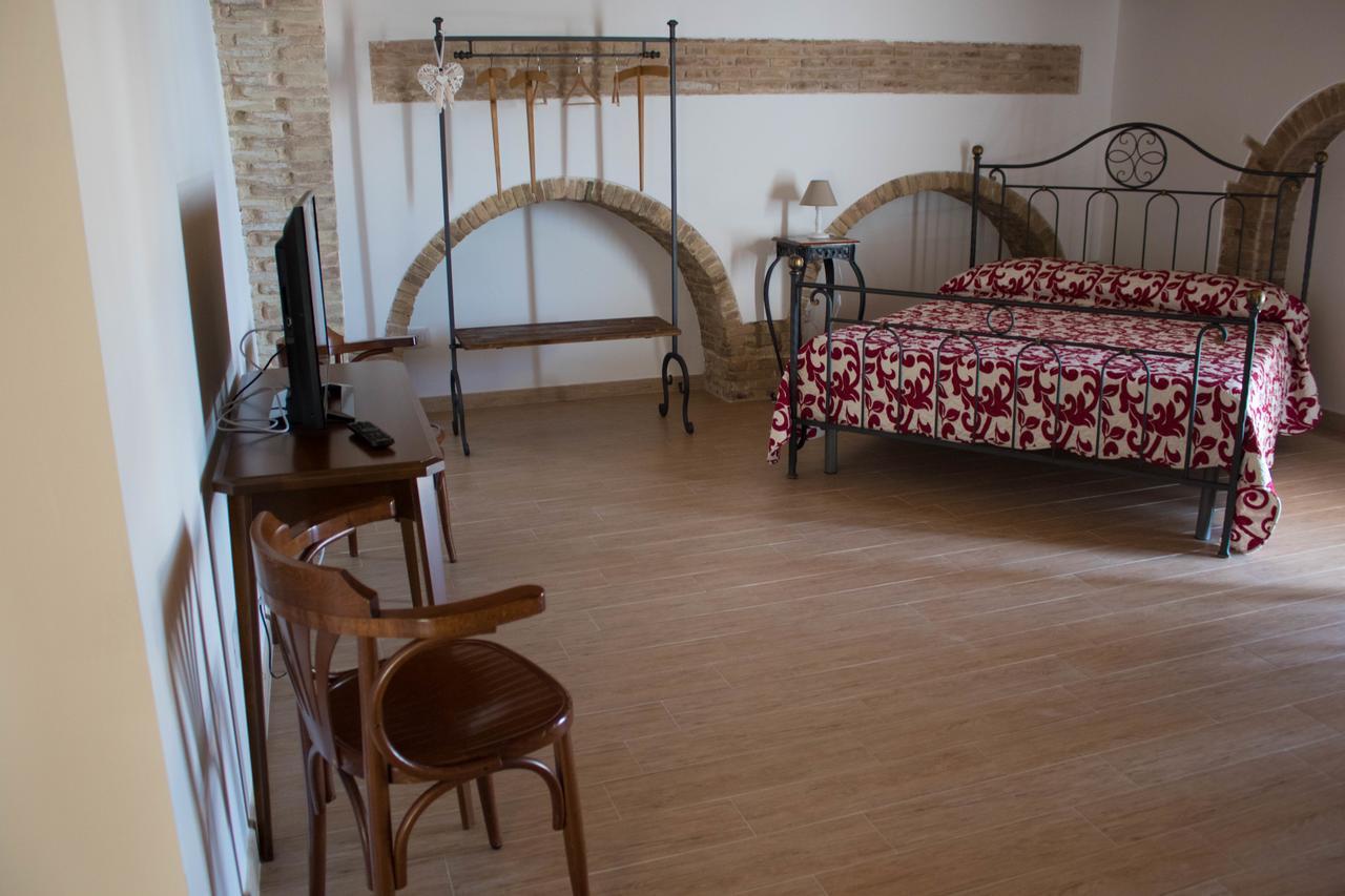 לינה וארוחת בוקר Miglionico Residenza Delle Grazie מראה חיצוני תמונה