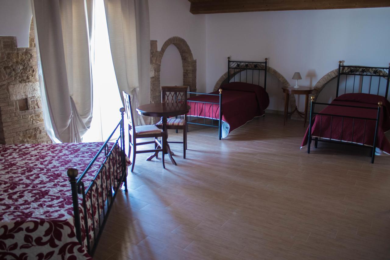 לינה וארוחת בוקר Miglionico Residenza Delle Grazie מראה חיצוני תמונה